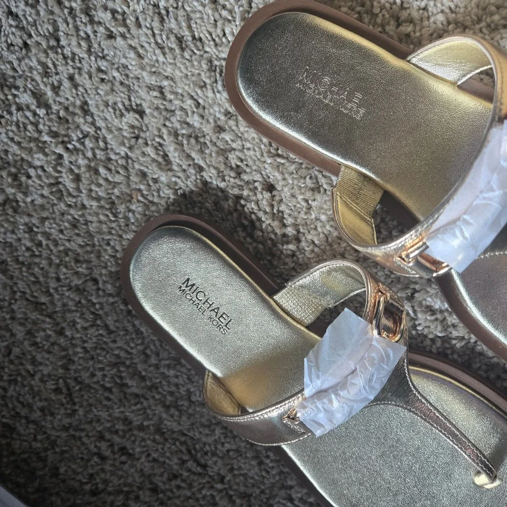 Michael Kors Carson Flat Thong Women 8M Pale Gold New Metallic Leather Sandals